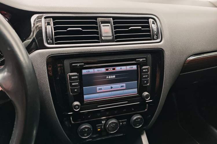 Used Volkswagen Sagitar 2015 230TSI Automatic Luxury Model Audio And AC Panel