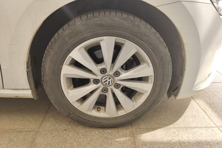 Used Volkswagen Golf Sportsvan 2016 230TSI Automatic Trend Edition Right Front Wheel Hub