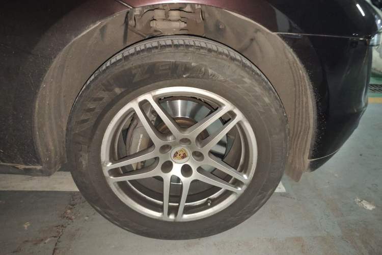 Used Porsche Macan 2016 Macan 2.0T Right Front Wheel Hub