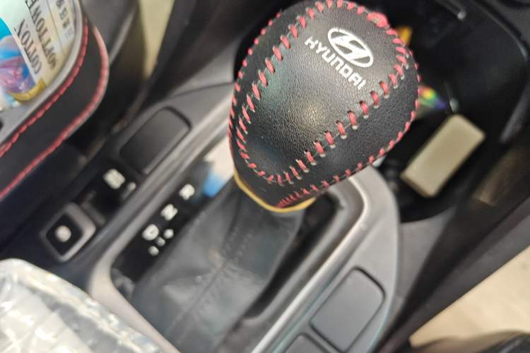 Used Hyundai Santa Fe 2013 2.4L Automatic Two-Wheel Drive Smart Version Gear Lever