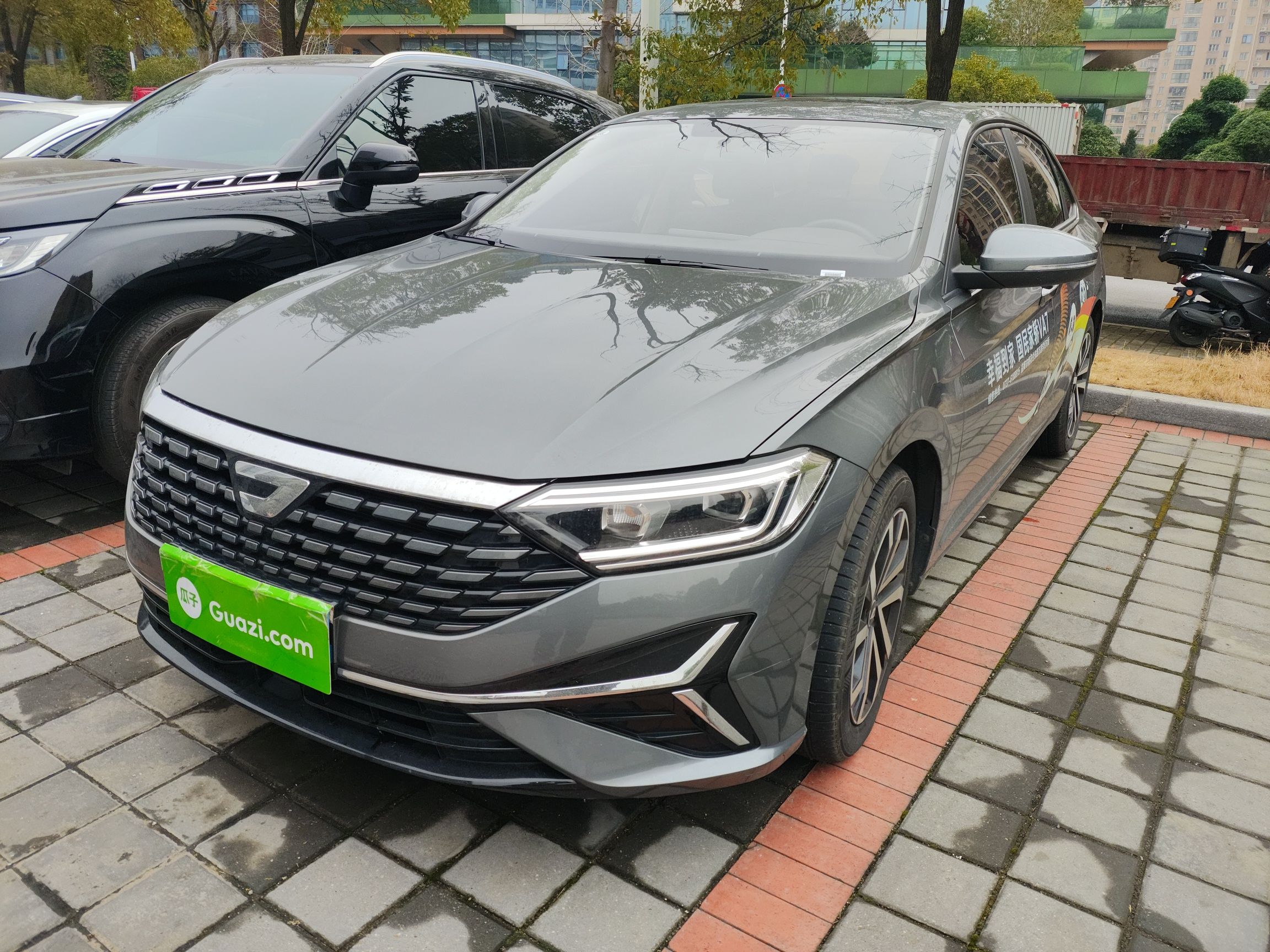 Под передней частью автомобиля