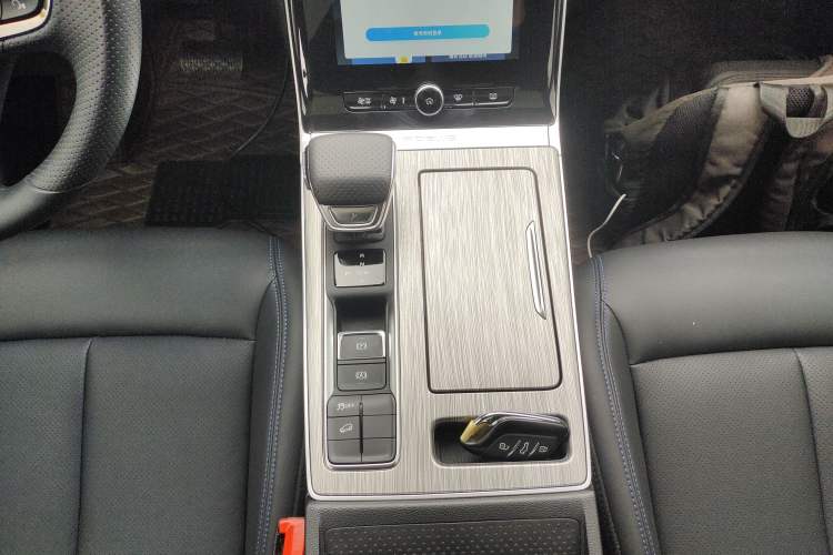 Used Roewe RX5 2023 PLUS 330TGI Automatic Trendsetting Smart Edition
