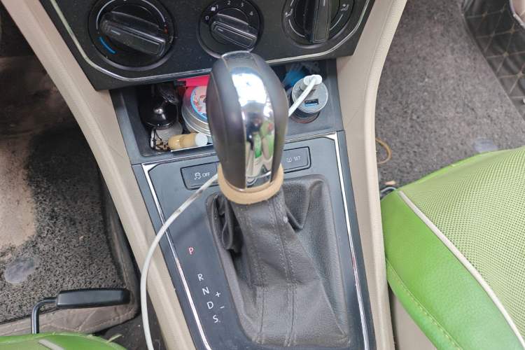 Used Volkswagen Lavida 2015 1.6L Automatic Comfort Edition Gear Lever