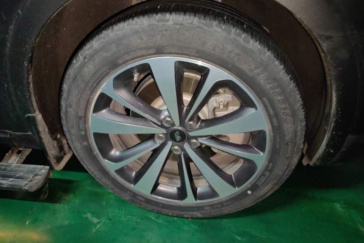 Used Li Auto ONE 2020 Extended-Range 6-Seater Version Right Front Wheel Hub