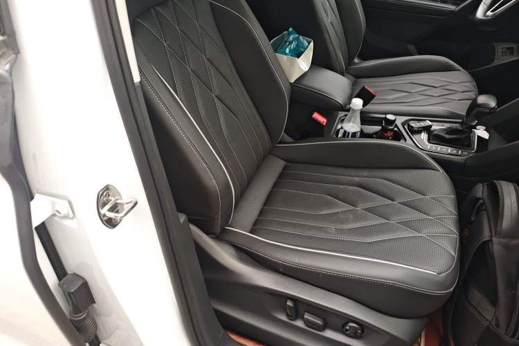 Used Volkswagen Tiguan L New Energy 2023 430 PHEV Plug-in Hybrid Prestige Edition Right Front Seat