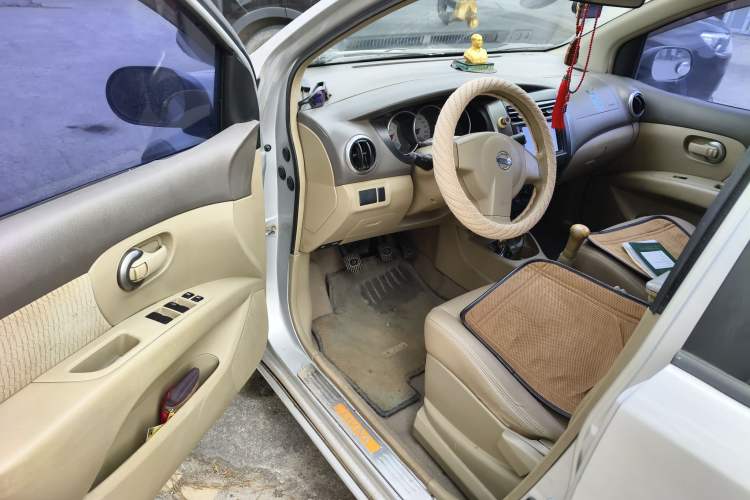 Used Nissan Livina 2010 Jingyue Edition 1.6L Manual All-Around Model Driver Seat