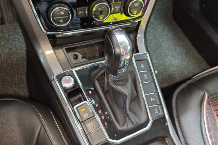 Used Volkswagen Passat 2017 280TSI DSG Luxury Edition Gear Lever