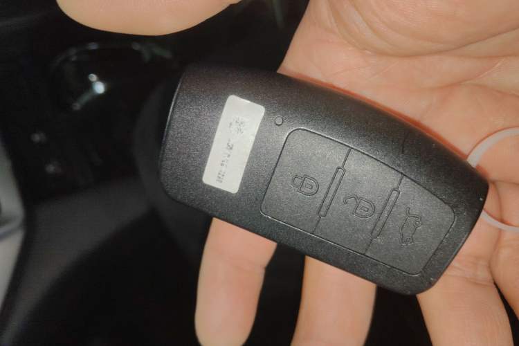 Used JMC Yusheng S350 2013 2.4T Automatic 2WD Diesel Luxury 7-Seater Vehicle Key