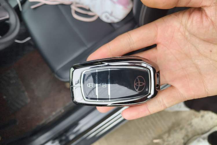 Used Toyota RAV4 2019 2.0L CVT Two-Wheel Drive Luxury Version China VI Standard