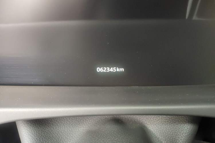 Used Jaguar XFL 2020 XFL 2.0T P200 Two-Wheel-Drive Elite Edition Odometer Close Up