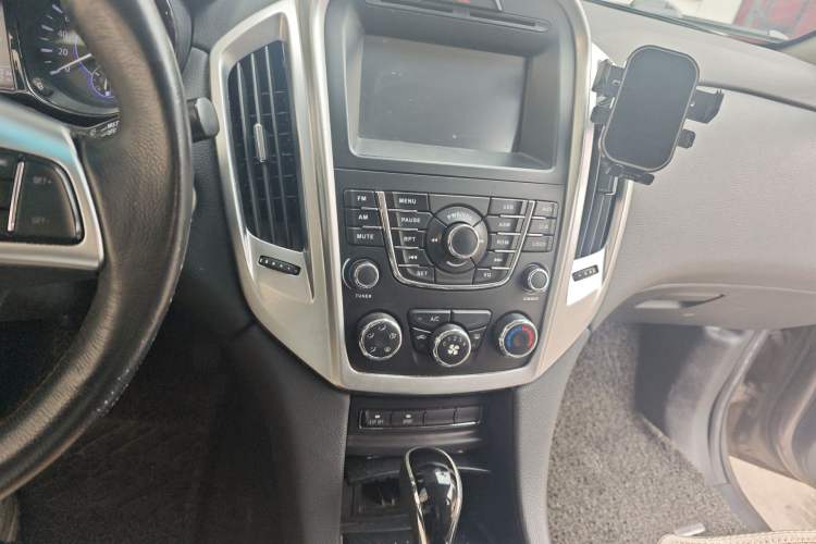 Used JMC Yusheng S350 2013 2.4T Automatic 2WD Diesel Luxury Edition 5 Seats Audio And AC Panel