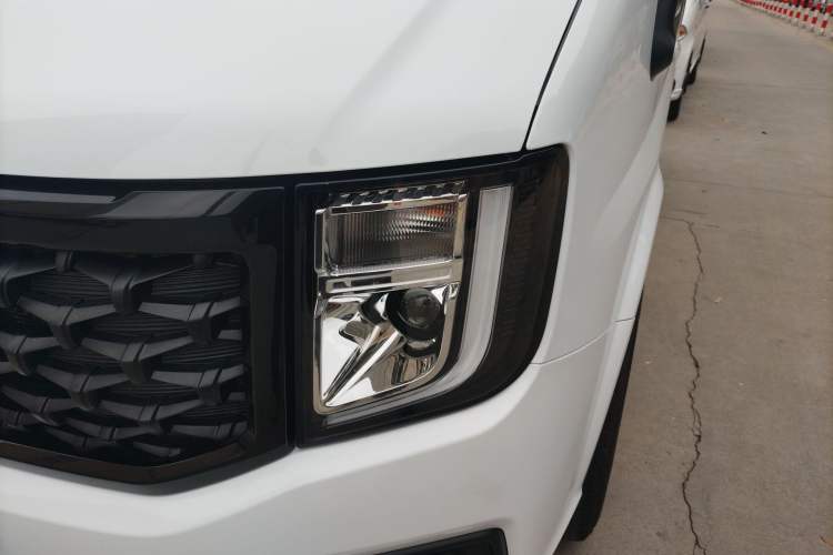 Used JMC Fushun 2025 2.0T 6MT Diesel Short-Wheelbase Mid-Roof Commercial Multi-Purpose Passenger Vehicle with 5/6 Seats
