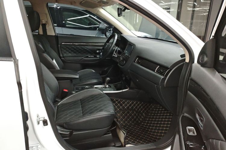 Used Mitsubishi Outlander 2021 2.4L 4x4 Comfort Edition 5 Seats Right Front Seat