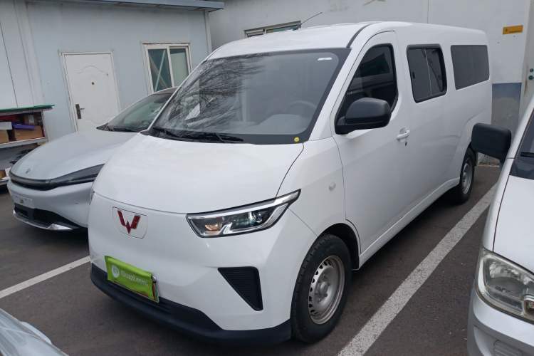 Used Wuling Yangguang 2024 300KM Comfort Version Passenger Van 75kW