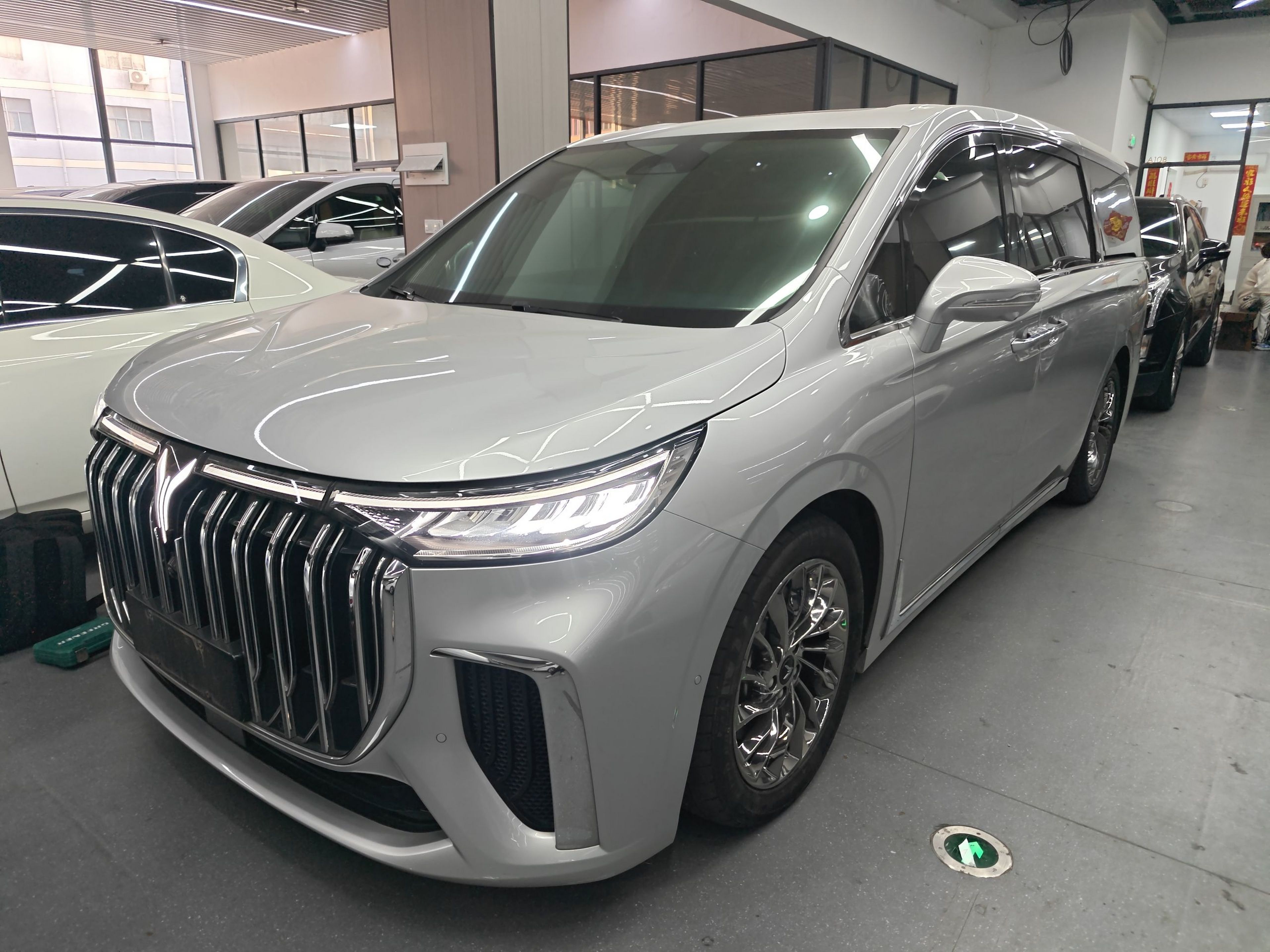 Под передней частью автомобиля