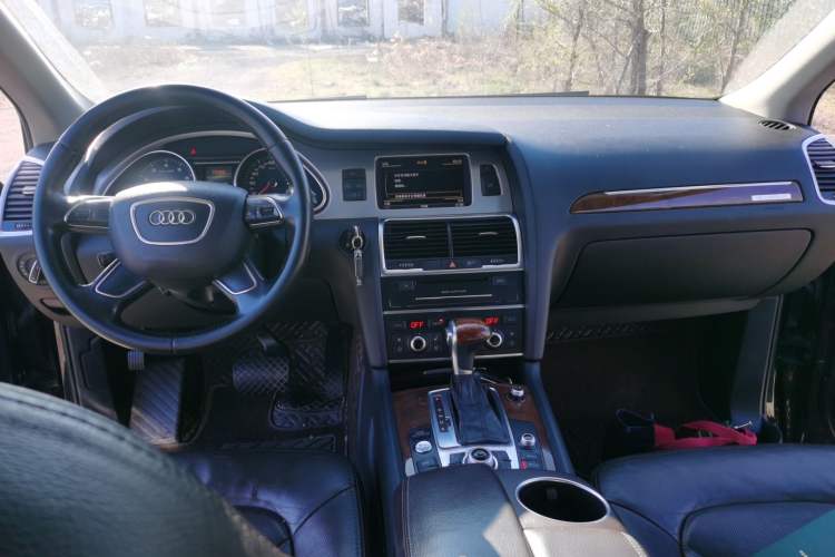 Used Audi Q7 2012 3.0 TFSI Comfort Model (200kW) Center Console