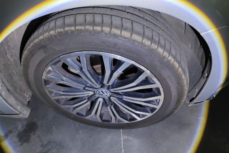 Used Volkswagen Phideon 2018 Revised Version 380TSI Two-Wheel Drive Business Edition Right Front Wheel Hub