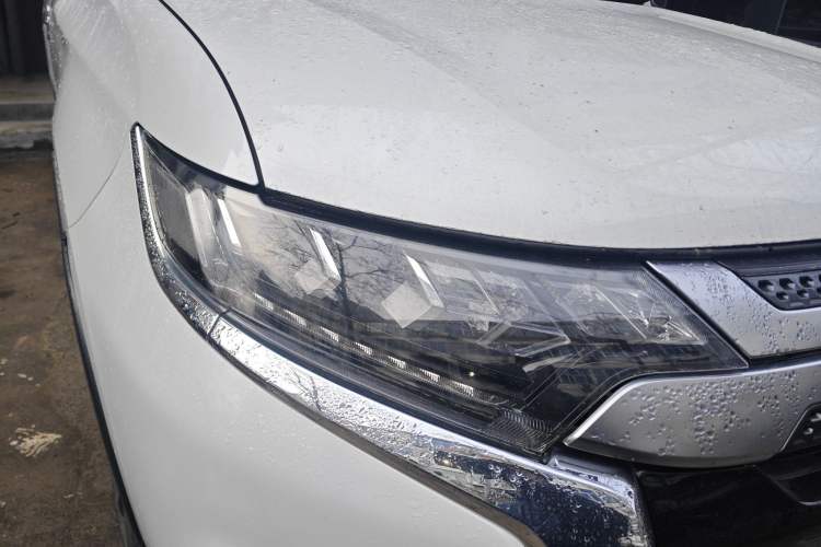 Used Mitsubishi Outlander 2019 2.4L 4x4 Zhi Xiang Edition 5 Seats China VI Standard
