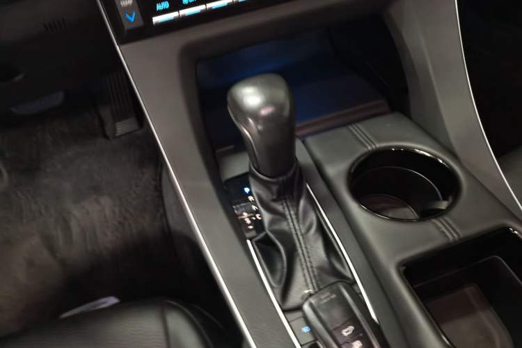 Used Toyota Avalon 2019 Dual-Engine 2.5L Luxury Edition China VI Standard