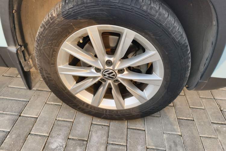 Used Volkswagen Tiguan 2016 280TSI Automatic Two-Wheel Drive Silk Road Comfort Edition Right Front Wheel Hub