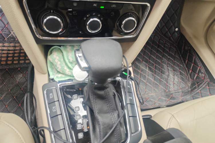 Used Skoda Superb 2012 1.8TSI Automatic Elegant Edition Gear Lever