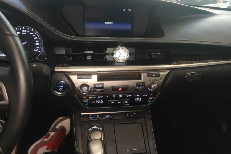 Used Lexus ES 2015 300h Luxury Edition
