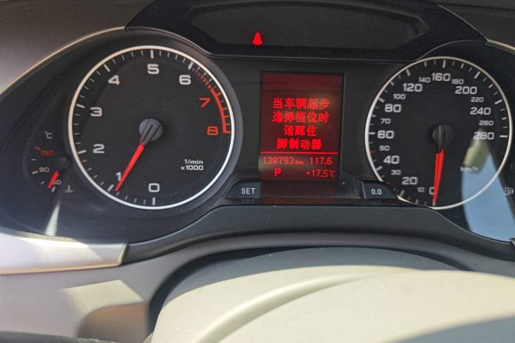 Used Audi A4L 2012 2.0 TFSI automatic standard version Odometer Close Up