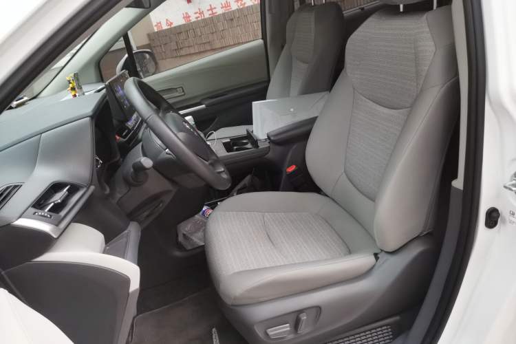 Used Toyota SIENNA 2026 Model 2.5L Dual-Engine Two-Wheel-Drive Comfort Edition
