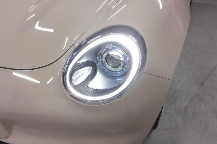 Used ORA Good Cat 2022 Morandi Edition 400km Standard Range Premium Version Lithium-Ion Battery
