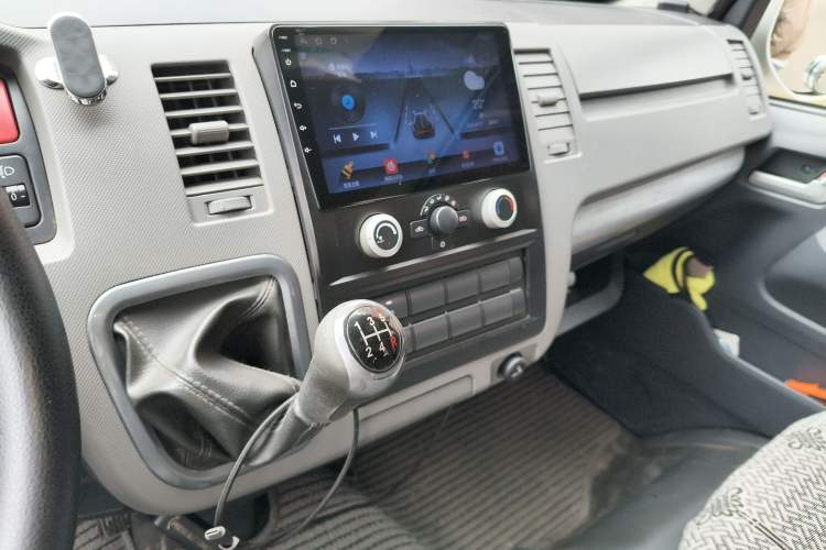 Used Foton Scenic G7 2021 2.4L Gasoline Commercial Version Long Wheelbase High Roof 6-Seater with Clear Windows Model 4K22D4M
