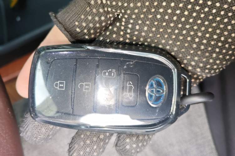 Used Toyota SIENNA 2021 2.5L Hybrid Platinum Edition Vehicle Key