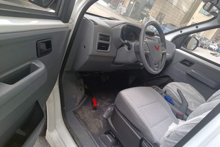 Used Wuling Yangguang 2024 300KM Comfort Version Passenger Van 75kW