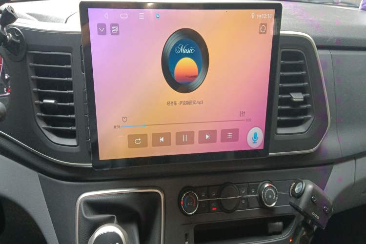 Used SAIC MAXUS Xintu V80 2024 Aotong Value Edition 6MT Long-Wheelbase Mid-Roof Model with 127 Ps Available in 6/7/8/9-Seater Configurations Audio And AC Panel