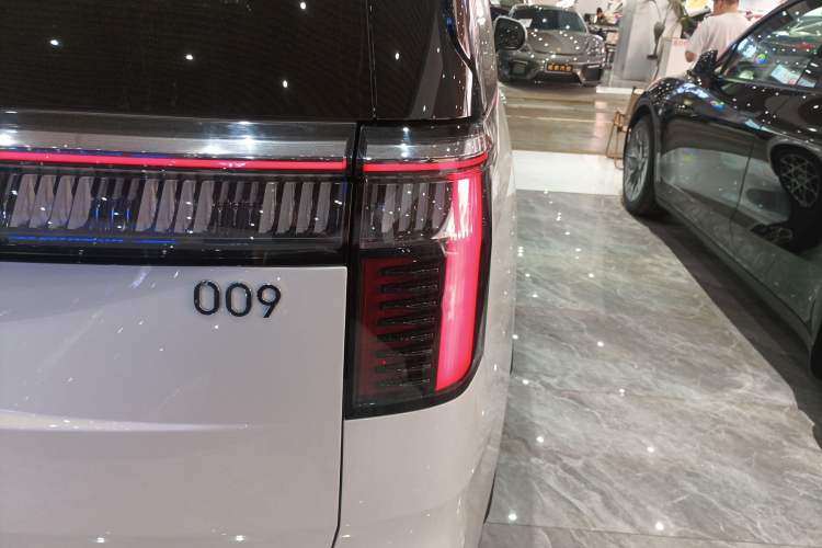 Used Zeekr 009 2024 7-Seater Aisle Version 108 kWh Right Rear Taillight