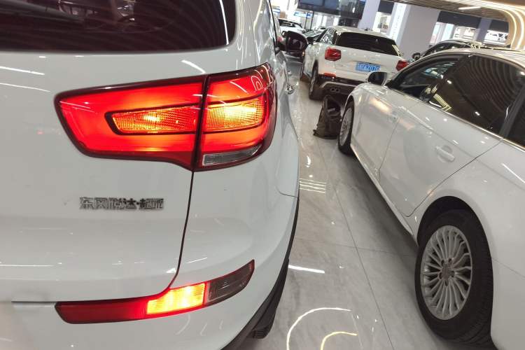 Used Kia Sportage R 2015 2.0L Automatic Two-Wheel Drive DLX Model Right Rear Taillight