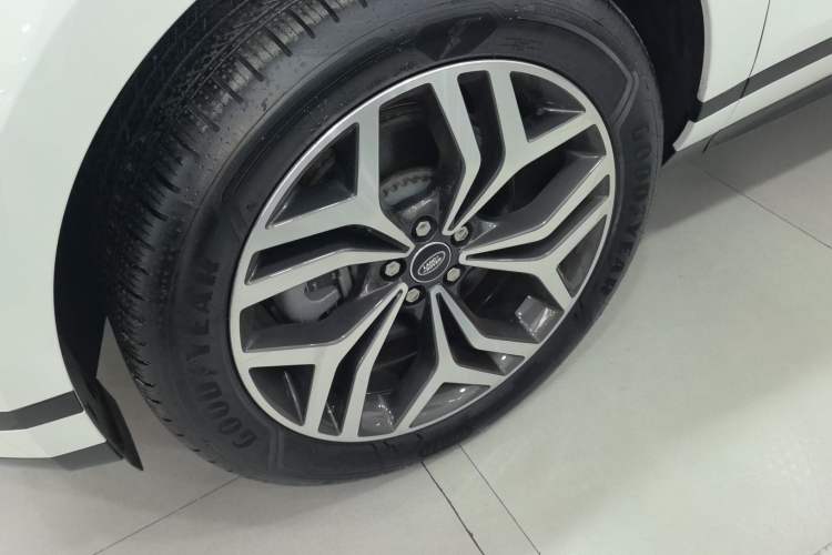 Used Land Rover Range Rover Evoque 2024 Aurora L 249 PS Prestige Light-Chasing Edition
