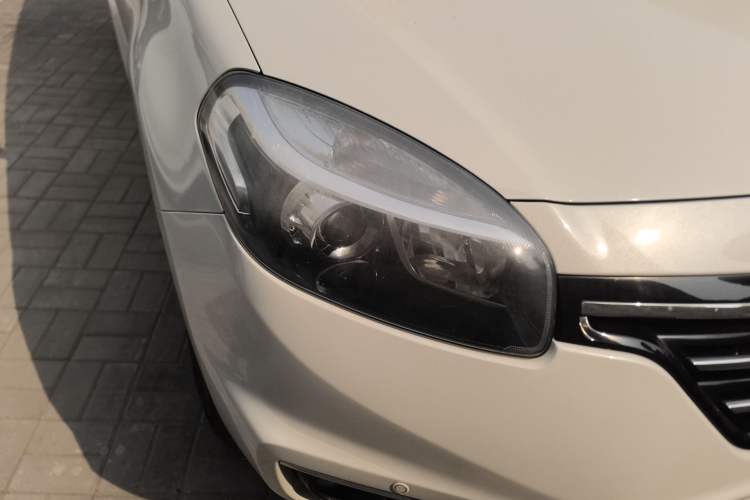 Used Renault Koleos 2014 Revised Version 2.0L Two-Wheel Drive Standard Edition Right Front Headlight