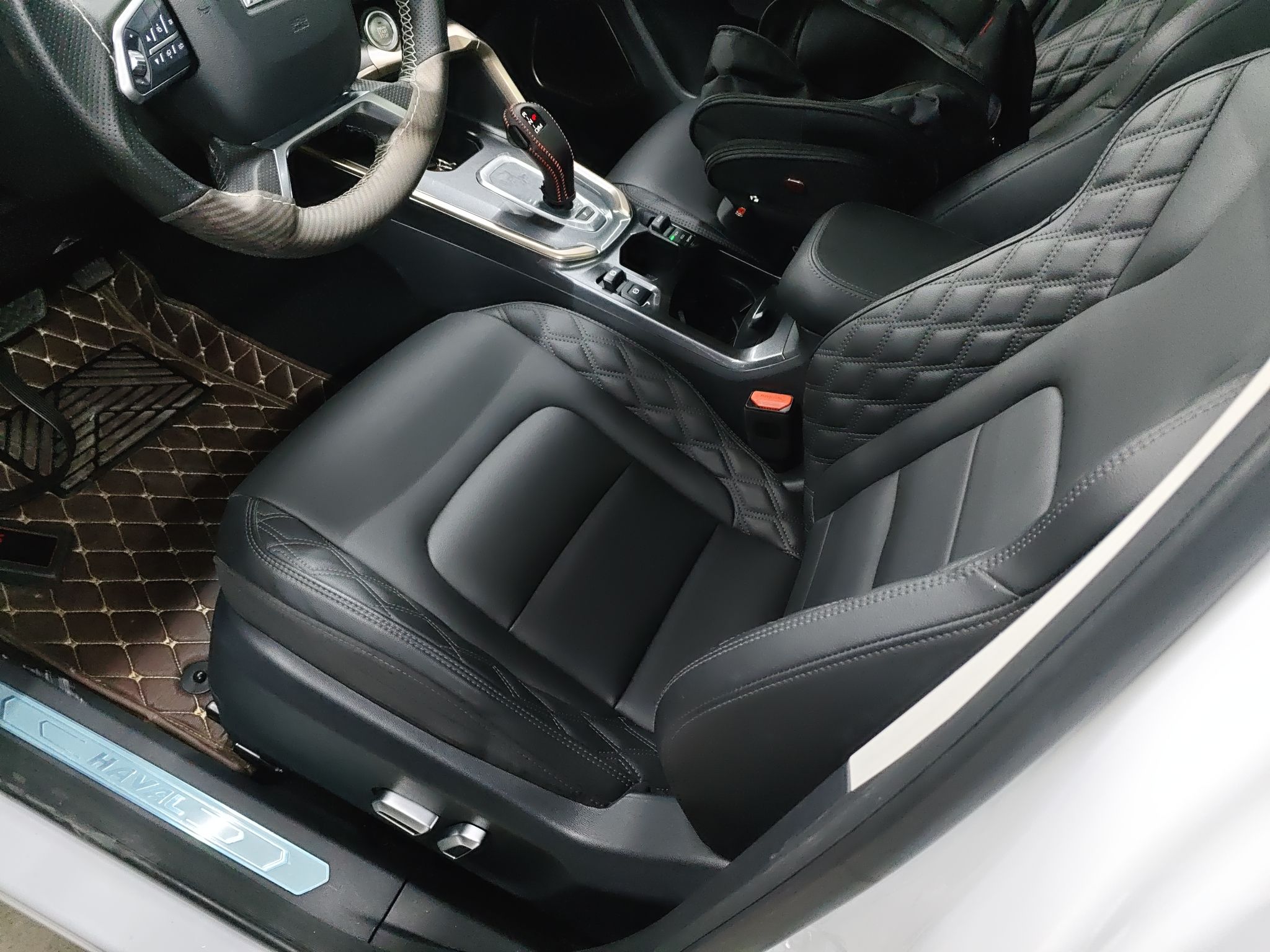 المقاعد الأمامية داخل السيارة