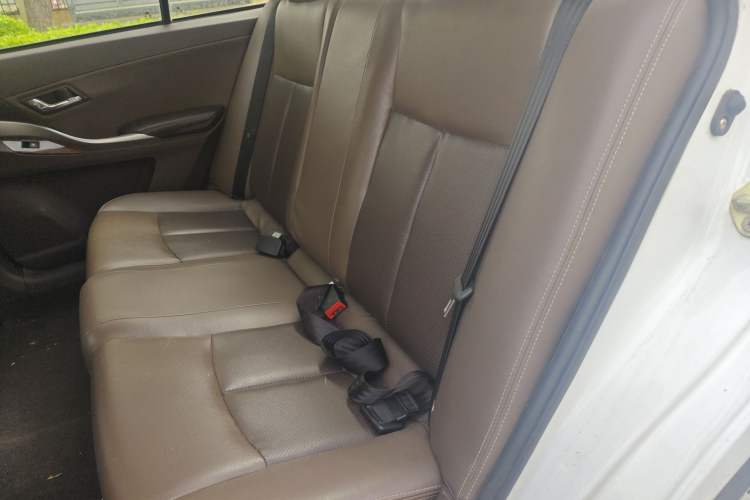 Used Zotye Z300 2016 New Vision 1.5L Manual Entry-Level Model with Sunroof Left Rear Seat