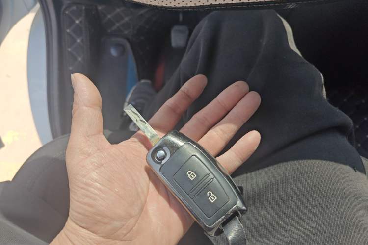 Used JMC Fushun 2023 2.0T Automatic Long-Wheelbase Mid-to-High Roof Commercial Van-Type Transport Vehicle – 2/3 Seats