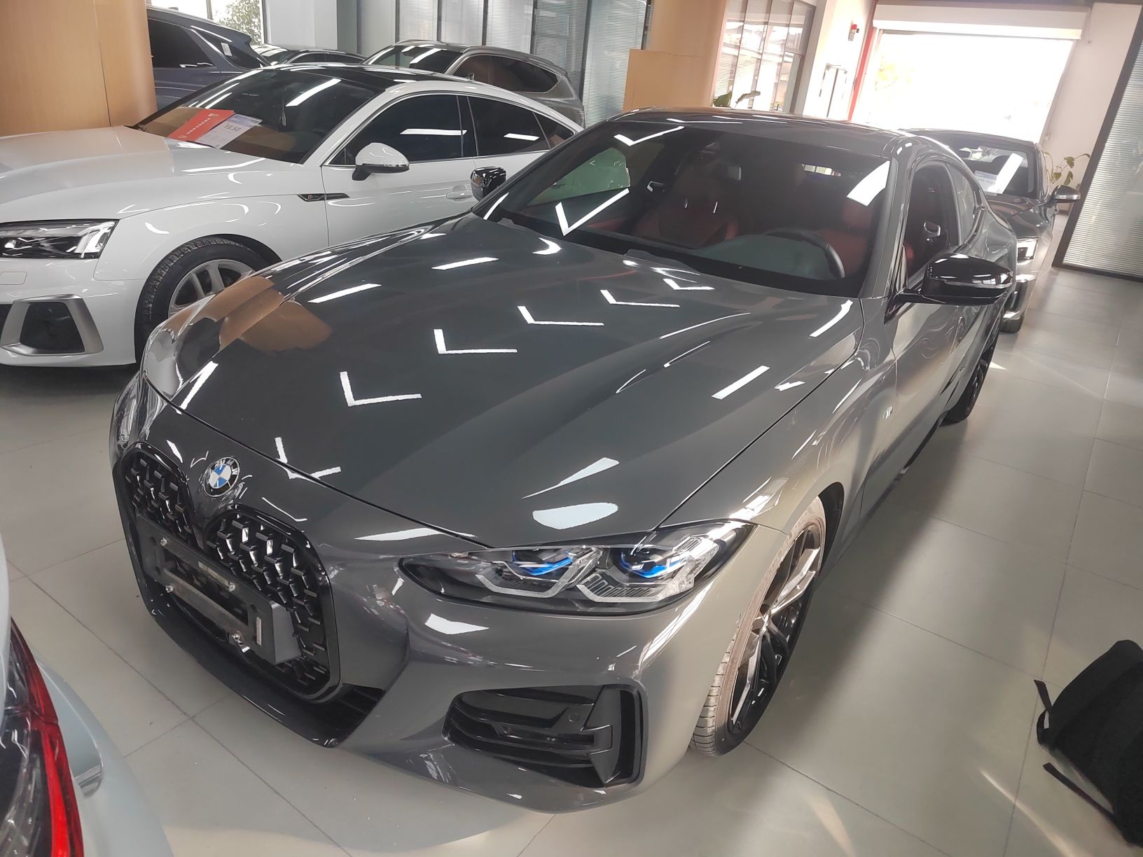 تحت مقدمة السيارة