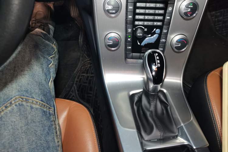 Used Volvo S60 2018 S60L T4 Smart & Ambitious Edition Gear Lever