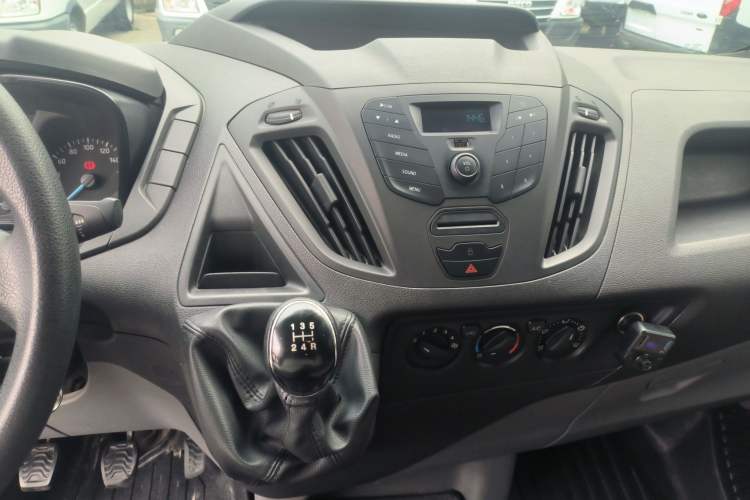 Used Ford Transit 2019 2.0T Diesel Multi-Purpose Commercial Vehicle Short Wheelbase Low Roof 6-Seater China VI Standard