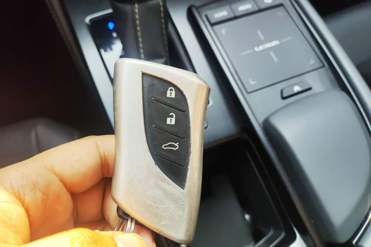 Used Lexus ES 2020 300h Deluxe Edition
