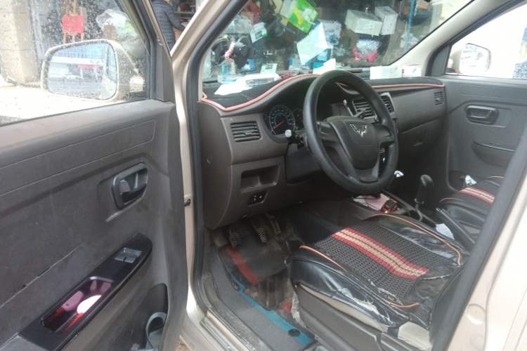 Used Wuling Rongguang V 2016 1.5L Standard Version
