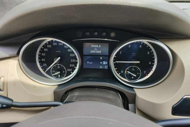 Used Mercedes-Benz R-Class 2017 R 320 4MATIC Business Edition Prestige Model Odometer Close Up