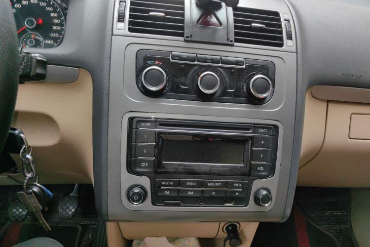 Used Volkswagen Touran 2011 1.4T Manual Zhiya Edition 5 Seats
