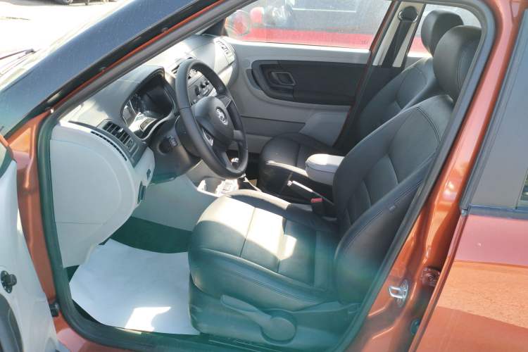 Used Skoda Fabia 2014 1.6L Automatic Crystal Edition
