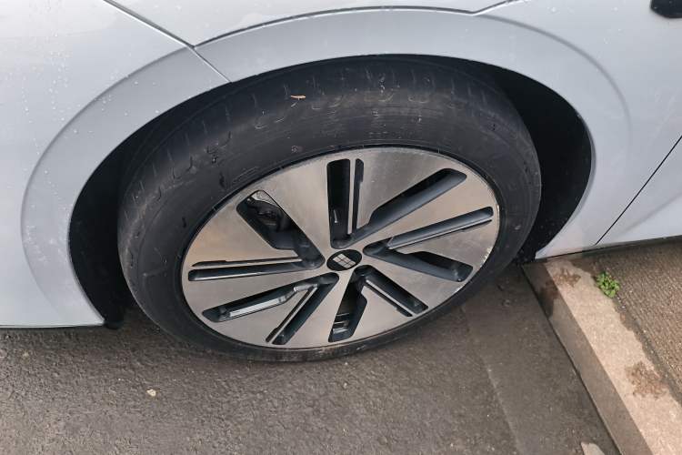 Used Geely Galaxy E8 2024 665 km Range Rear-Drive Starship Long-Range Version Left Front Wheel Hub