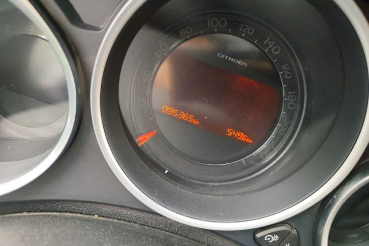 Used Citroen C4L 2014 1.8L Intelligent Drive Automatic Dynamic Model Odometer Close Up